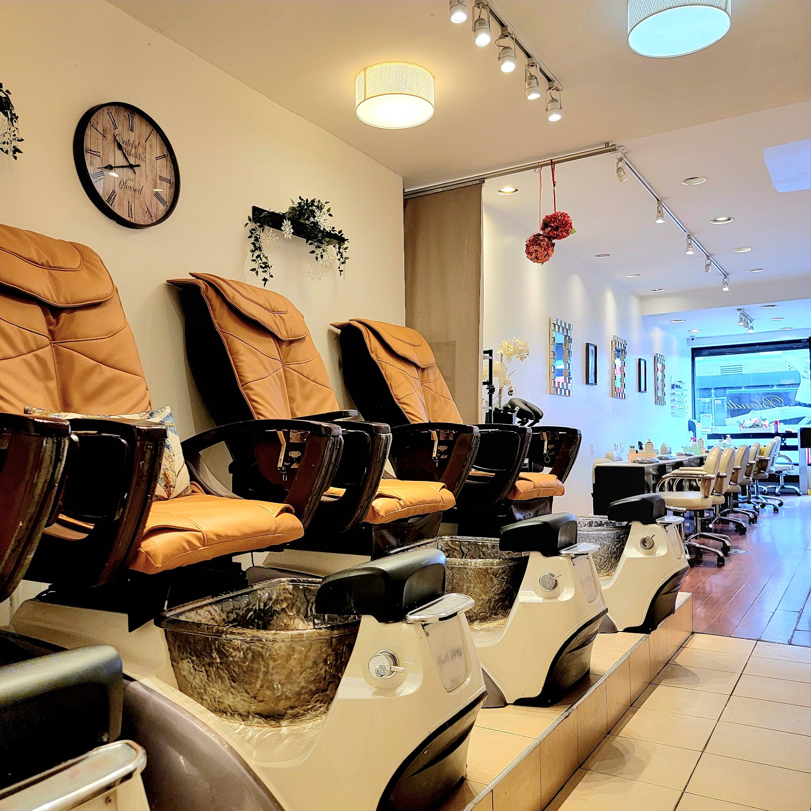 Blondis Nail & Spa nail photo 3
