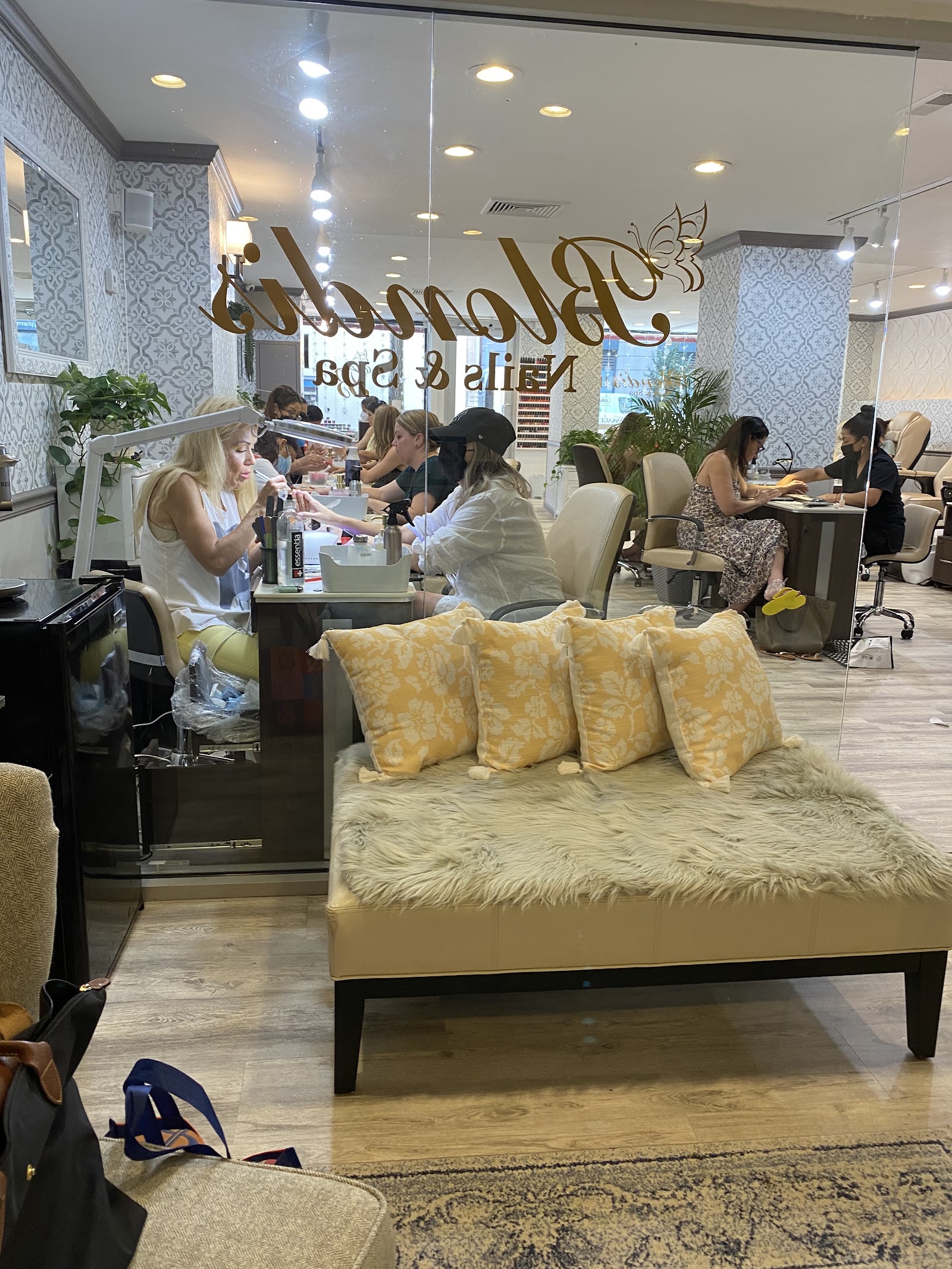 Blondis Nail & Spa nail photo 6