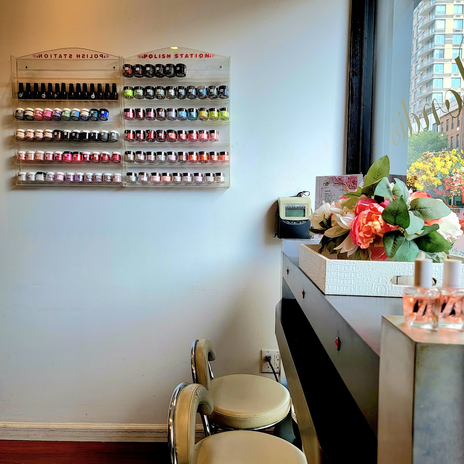 Blondis Nail & Spa nail photo 8